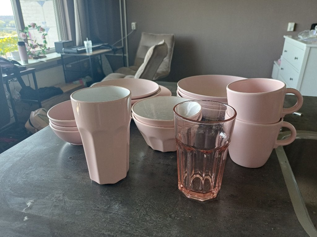 Servies roze IKEA, Huis en Inrichting, Keuken | Servies, Gebruikt, Compleet servies, Overige stijlen, Aardewerk, Ophalen