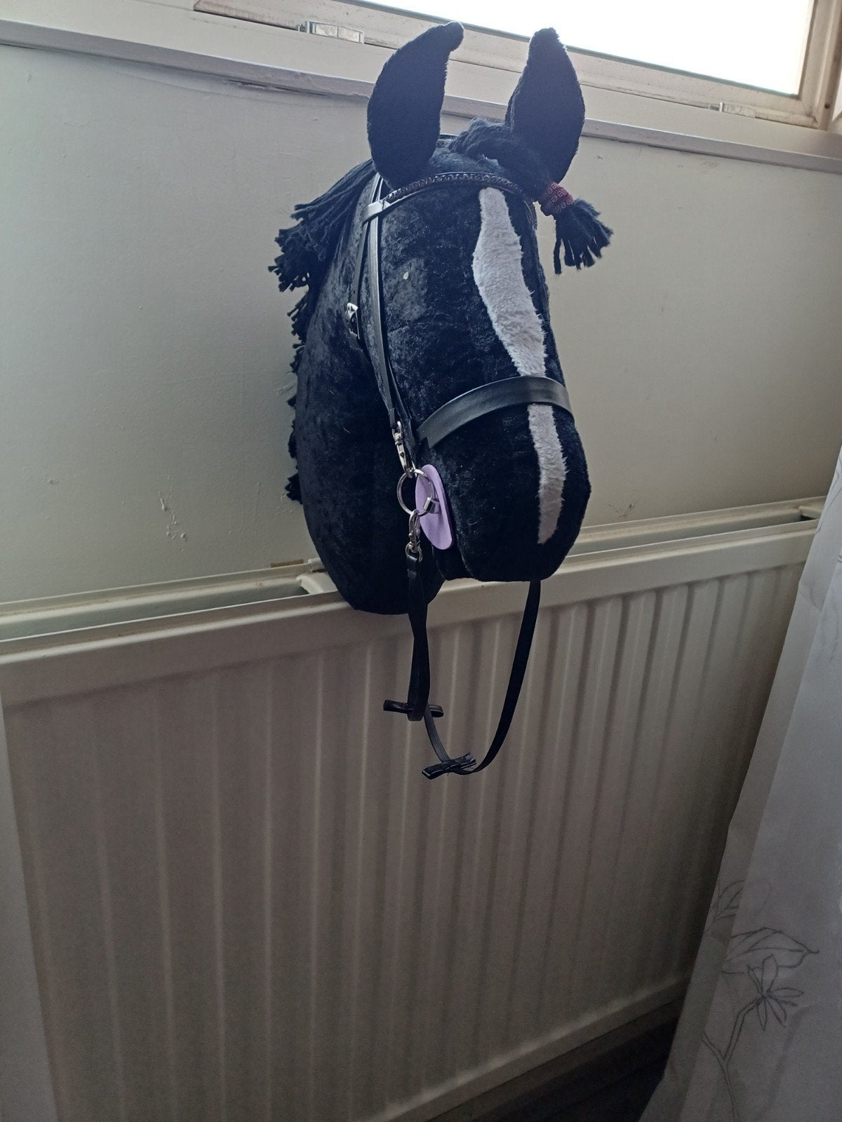 Hobbyhorse Zwart met Wit Bles en Hoofdstel, Ophalen of Verzenden