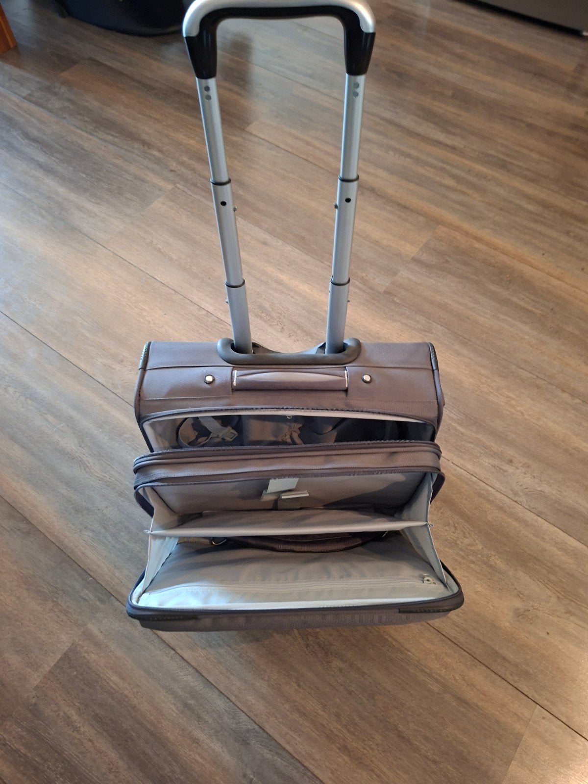 laptoptrolley, Meerdere vakken, 17 inch of meer, Ophalen of Verzenden, Zo goed als nieuw