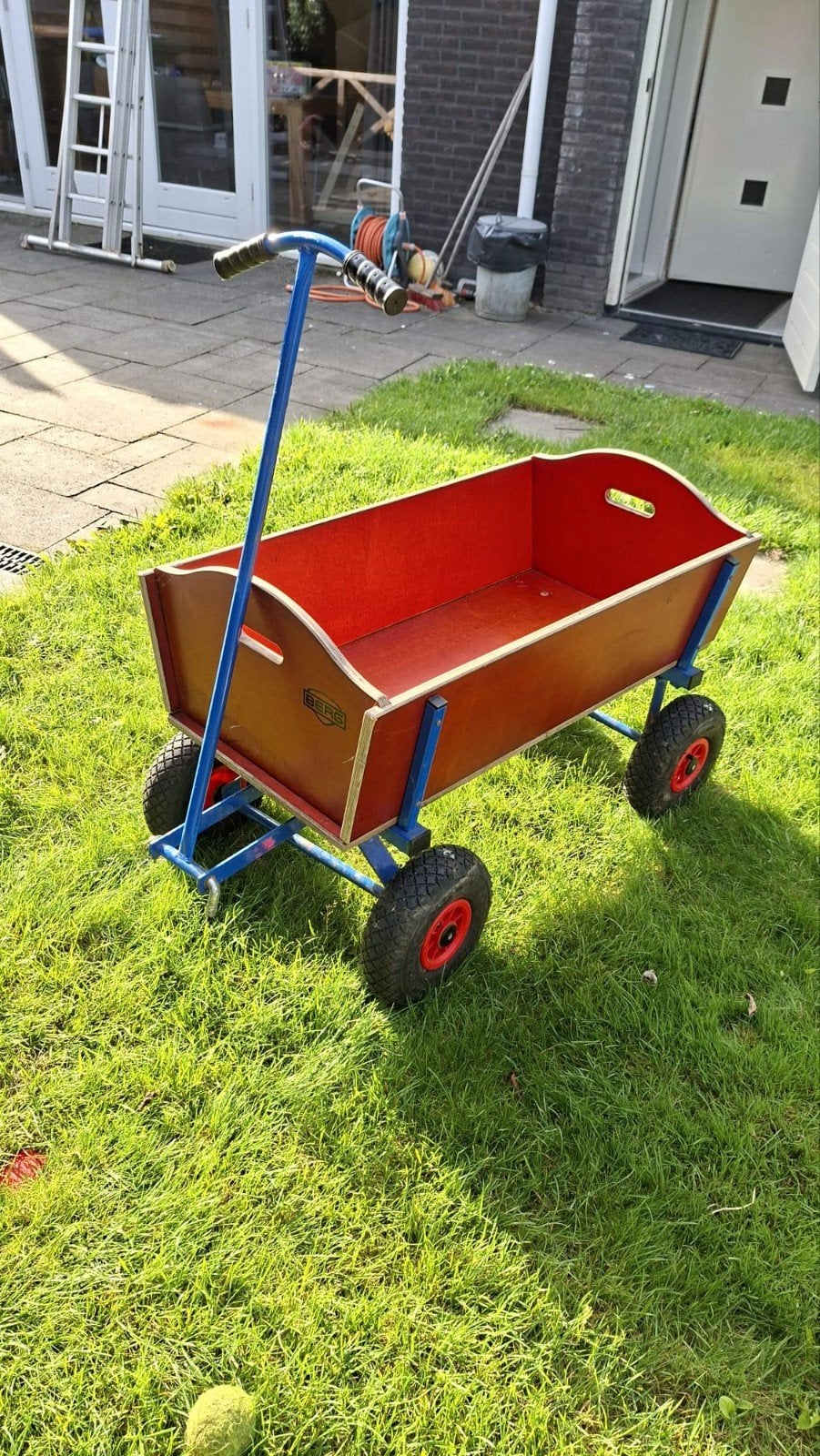 Stevige houten bolderkar van BERG, Ophalen