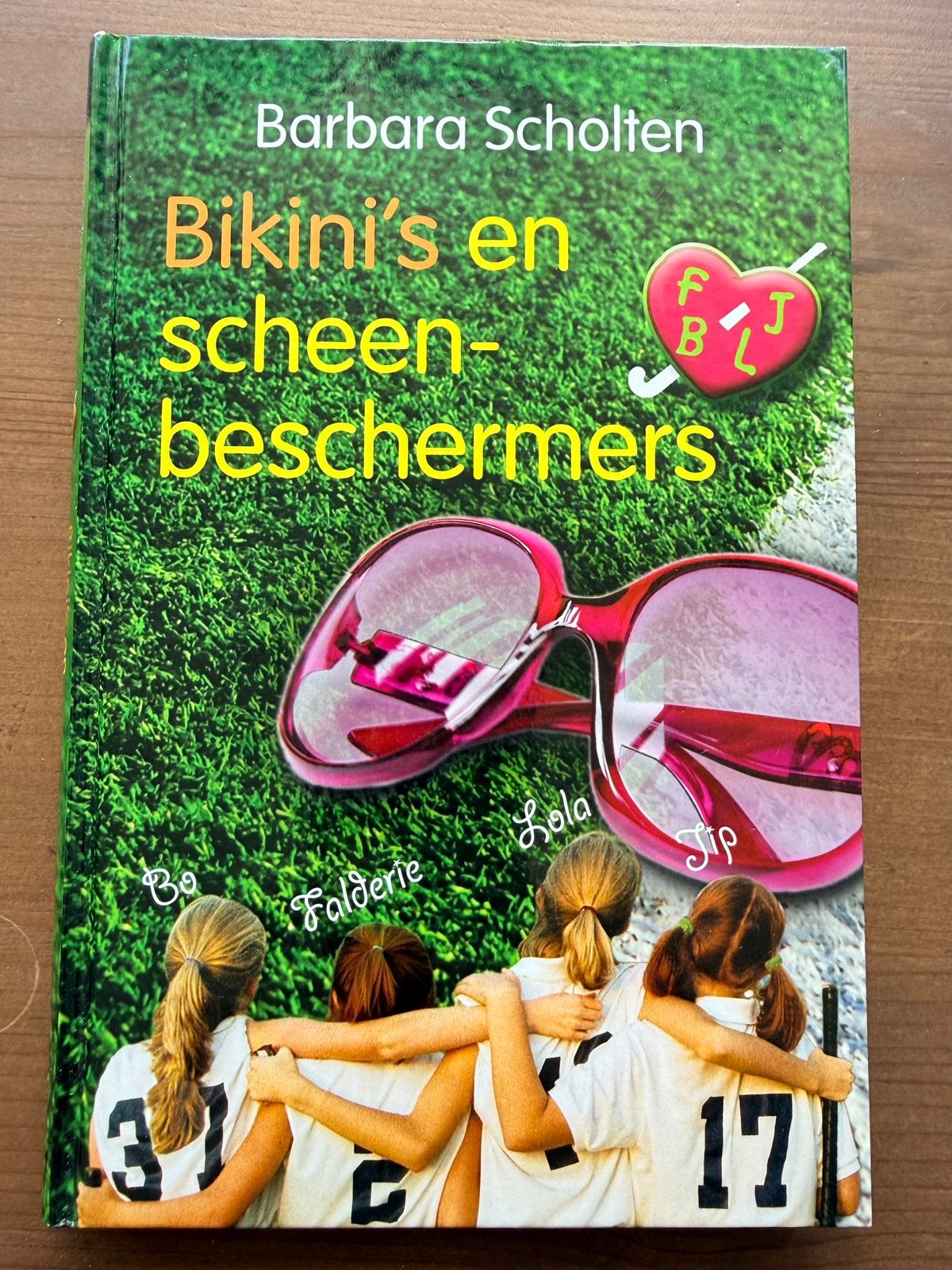 Barbara Scholten - Bikini's en scheenbeschermers, Boeken, Ophalen of Verzenden, Zo goed als nieuw, Barbara Scholten