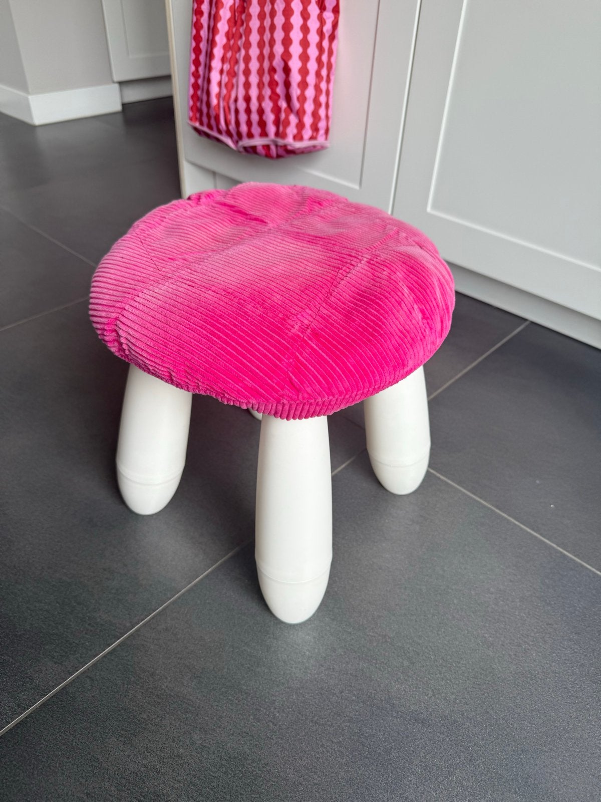 Ikea Mammut kinderkrukje met roze kussentje, Ophalen, Gebruikt, Stoel