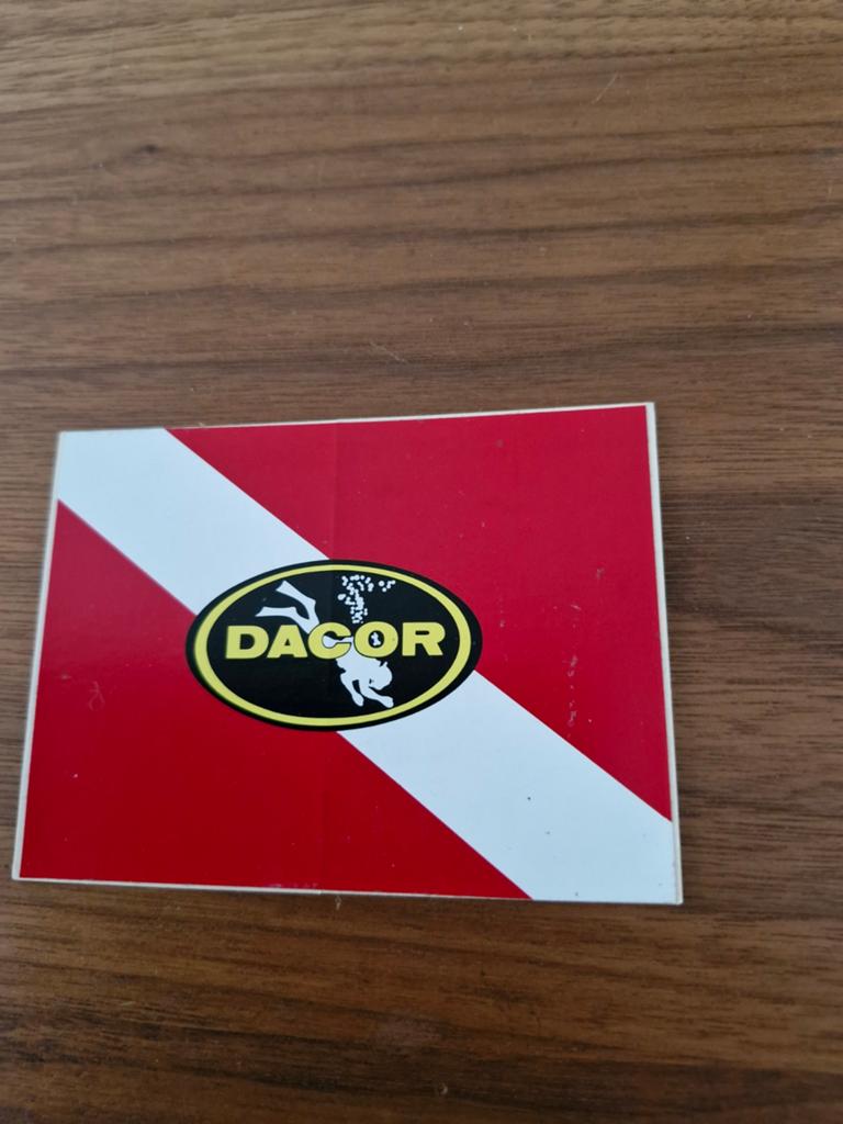 8155 Dacor Duikvlag Sticker - Vintage Duikuitrusting, Ophalen of Verzenden, Gebruikt, Overige typen