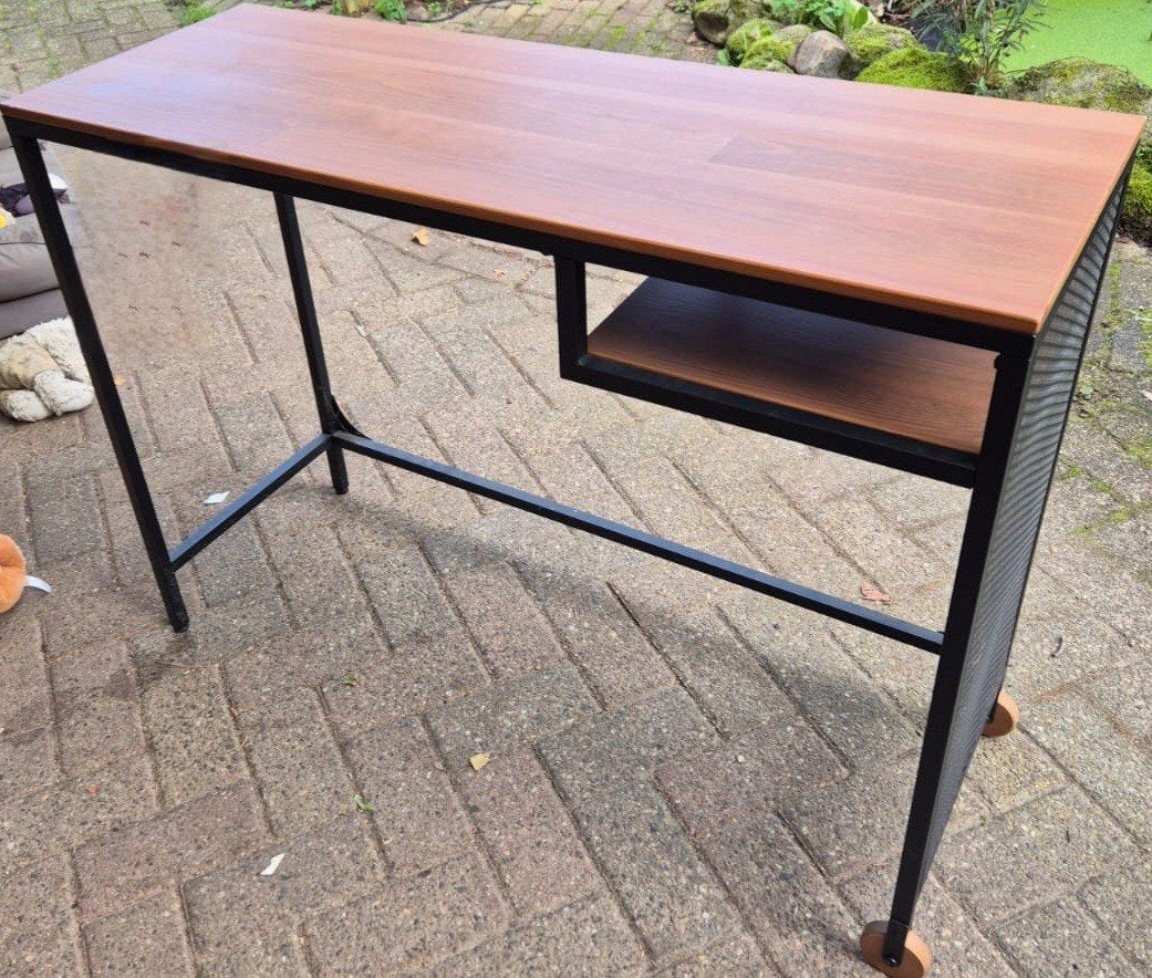 Modern bureau met houten blad en metalen frame, Ophalen, Opbergruimte, Gebruikt, Hout