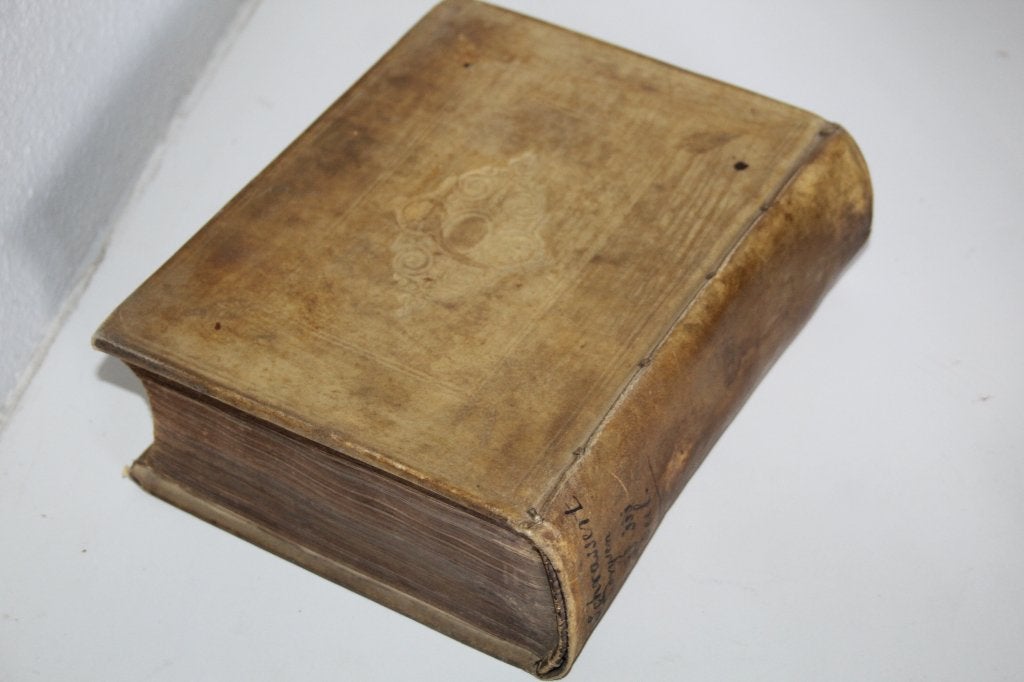 Drie delen juridisch werk uit 1740/1744 in perkamenten band, Antiek en Kunst, Antiek | Boeken en Bijbels, Ophalen of Verzenden