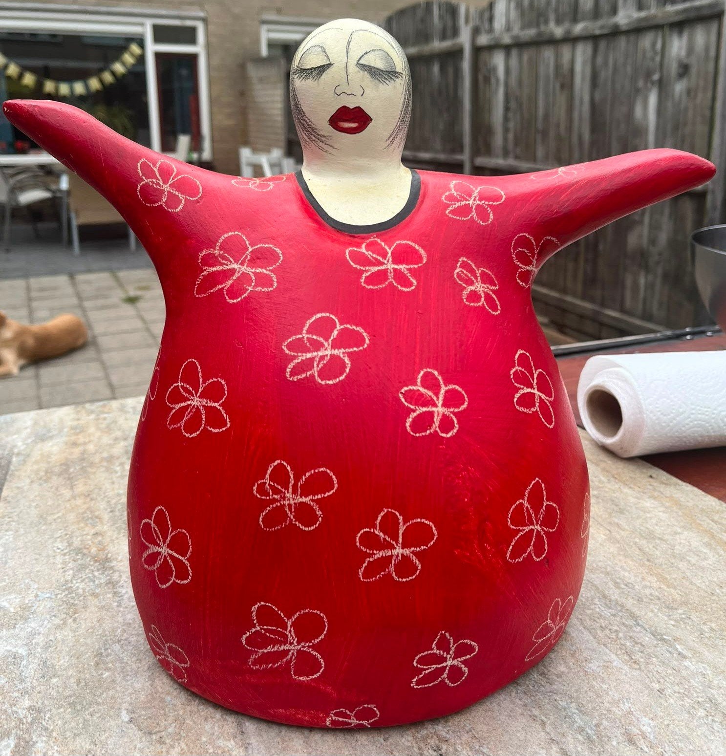 Vrolijk beeld van een vrouw in rode jurk met bloemen, Rood, Ophalen of Verzenden, 20 - 50 cm, Steen of Keramiek