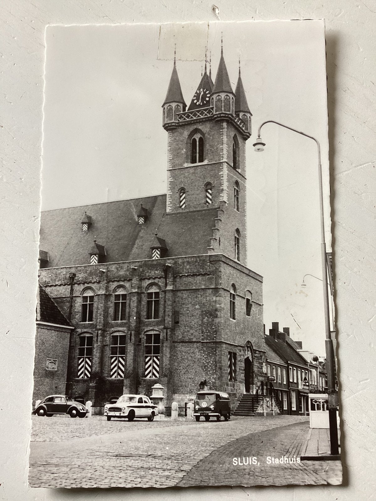 Oude ansichtkaart/Fotokaart Stadhuis in Sluis, Verzenden, Gelopen, Zeeland