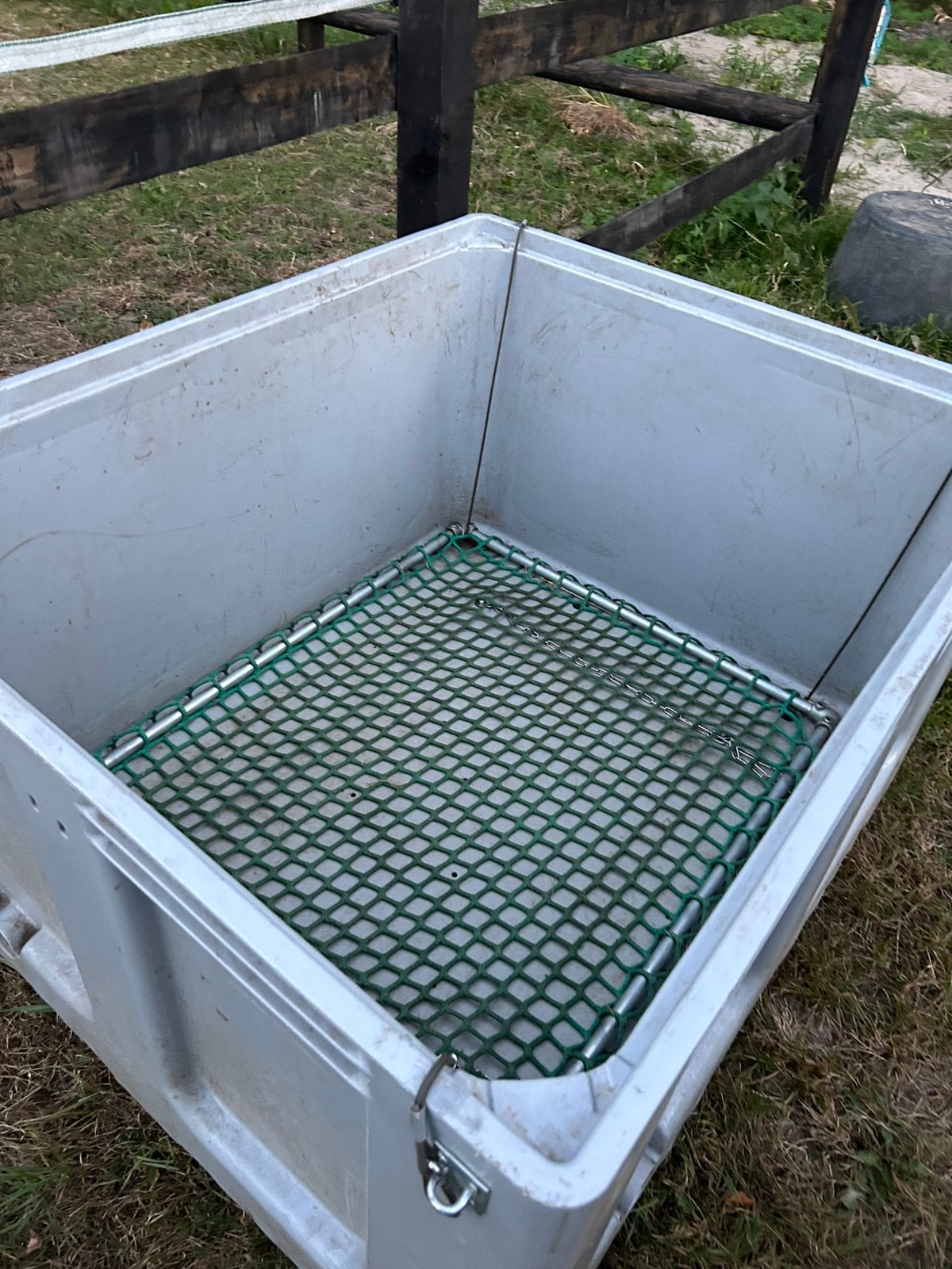 Hooibak slowfeeder XXL 1 kuub met frame maas 3cm