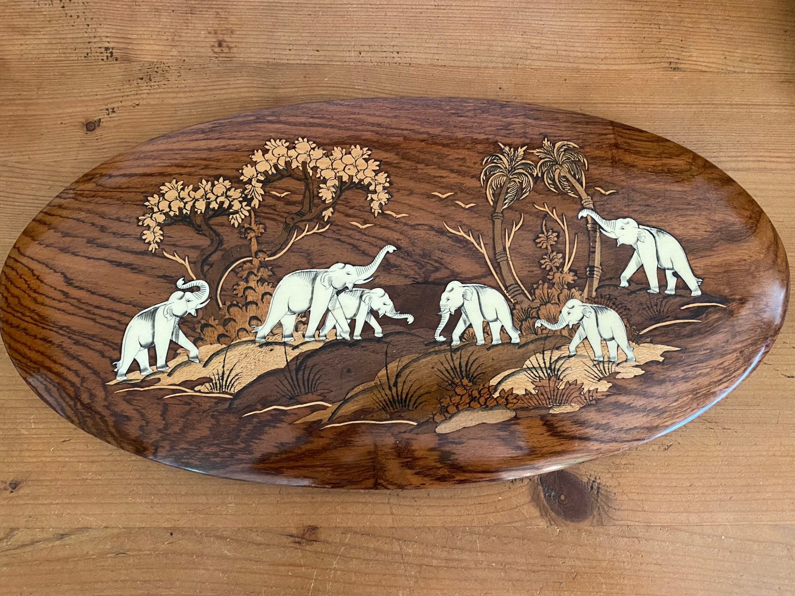 Ovaalvormige houten wanddecoratie met ingelegde olifanten, Antiek en Kunst, Ophalen of Verzenden, Hout, Wanddecoratie, Overige onderwerpen