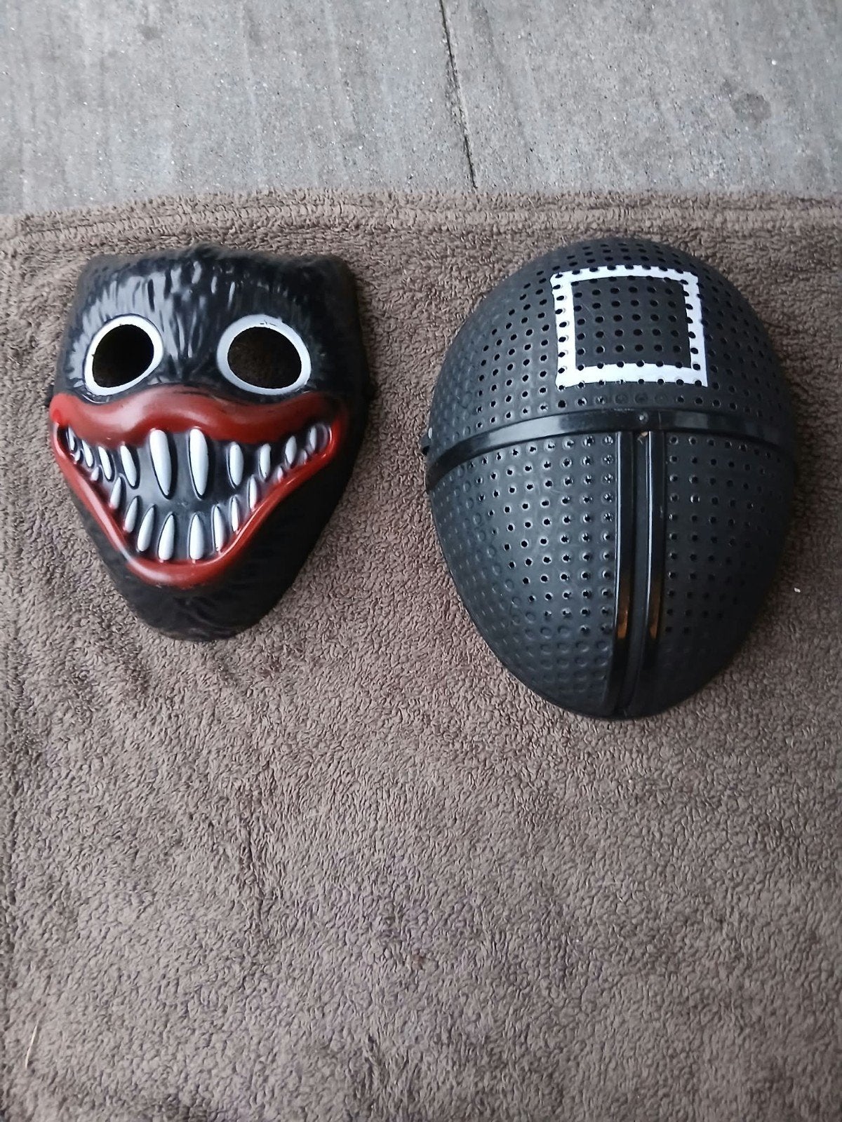 Squid Game en Huggy Wuggy Maskers - Halloween/Carnaval, Ophalen of Verzenden, Gebruikt, Feestartikel, Halloween of Griezel