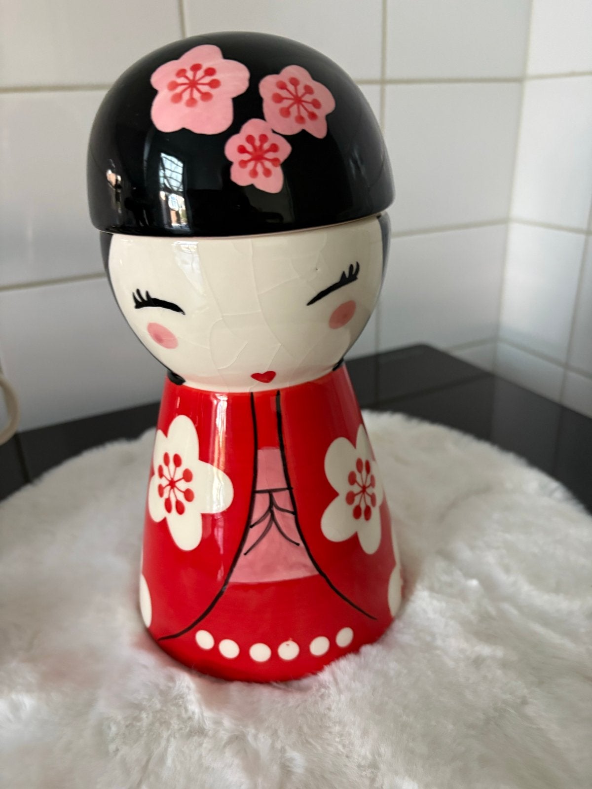 Japanse Kokeshi pop vaas - Rood met bloesem, Met patroon/structuur, Ophalen of Verzenden, Zo goed als nieuw, Steen/keramiek