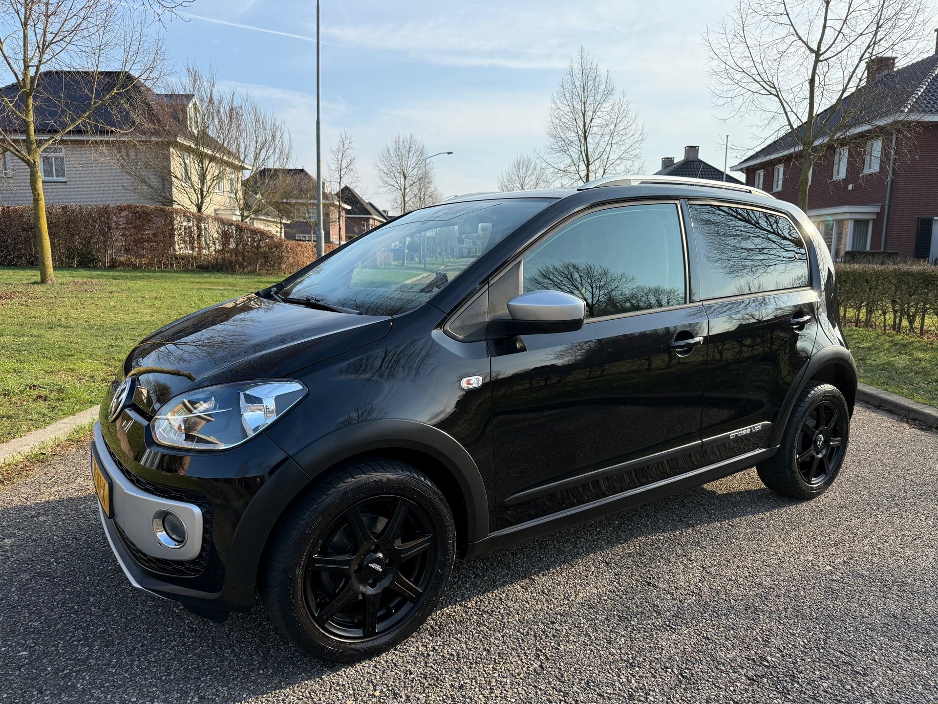 Volkswagen Up! 1.0 cross up! BlueMotion, Auto's, Gebruikt, 4 stoelen, Zwart, Bedrijf