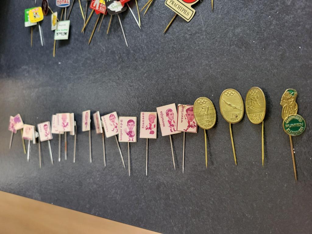 Vintage voetbal pins, Verzamelen, Speldjes, Pins en Buttons, Ophalen of Verzenden