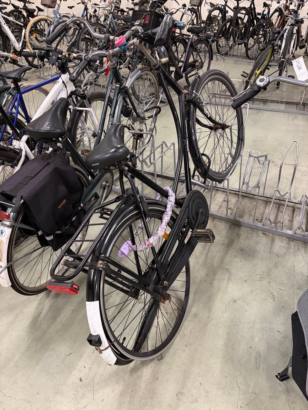 Bike with flat tyre - 28' black, Ophalen, Gebruikt, Overige merken, Versnellingen