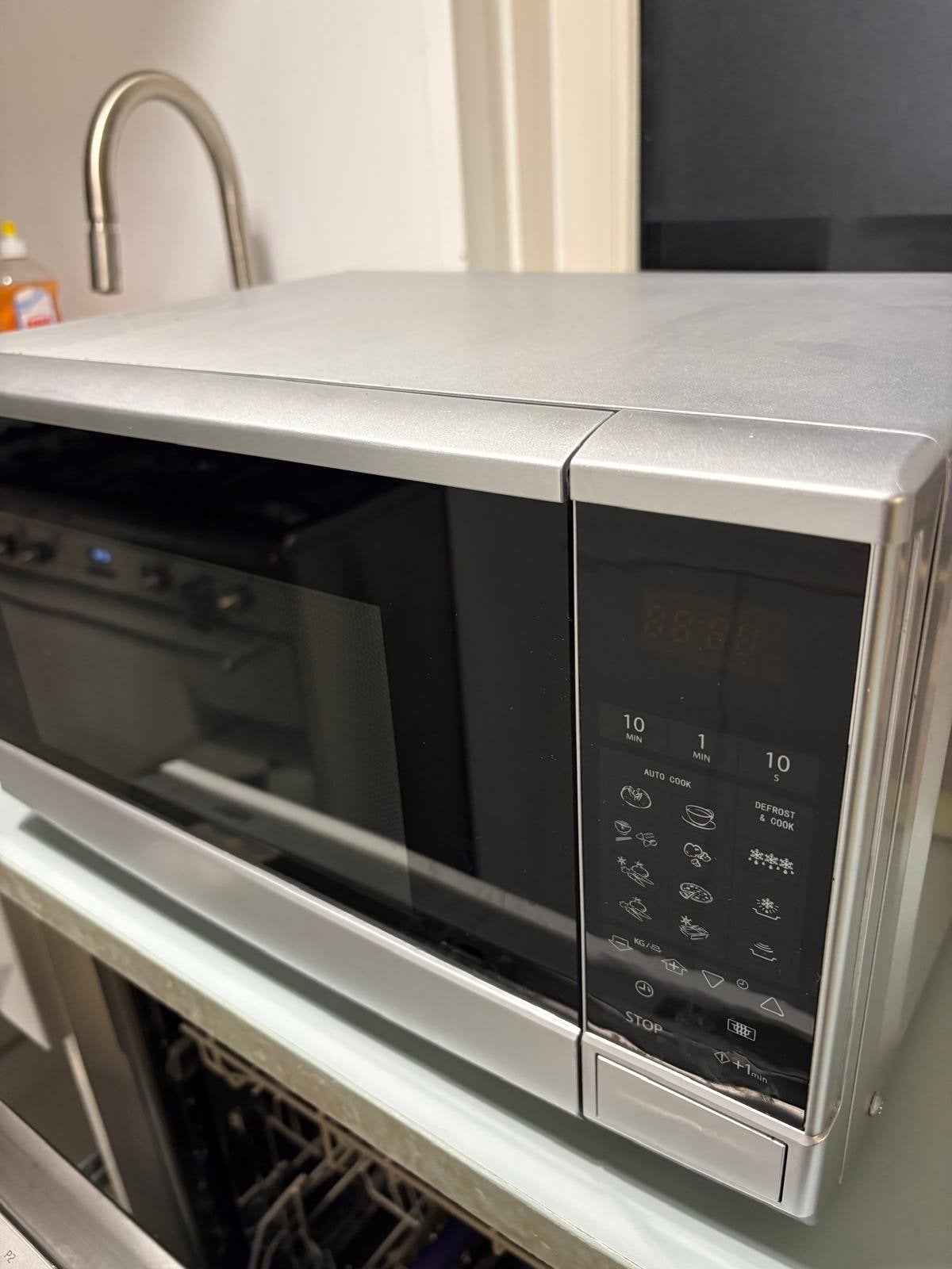 Sharp magnetron - Zilverkleurig en in goede staat, Gebruikt, Ophalen of Verzenden, Magnetron, 45 tot 60 cm