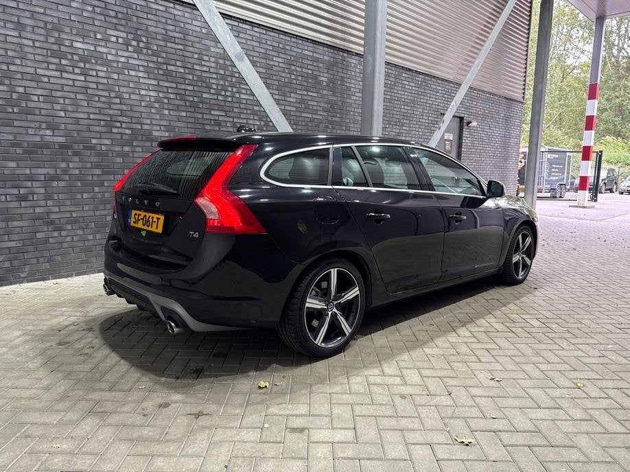 Volvo V60 T4 Business Sport R-Design | ACC | BLIS | Adaptiev, Auto's, Gebruikt, Euro 6, 1969 cc, Zwart