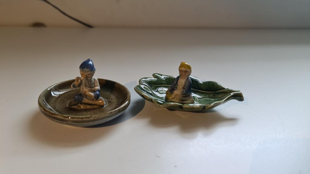 Twee vintage kabouter beeldjes op schaaltjes, Verzamelen, Ophalen of Verzenden, Gebruikt, Fantasy