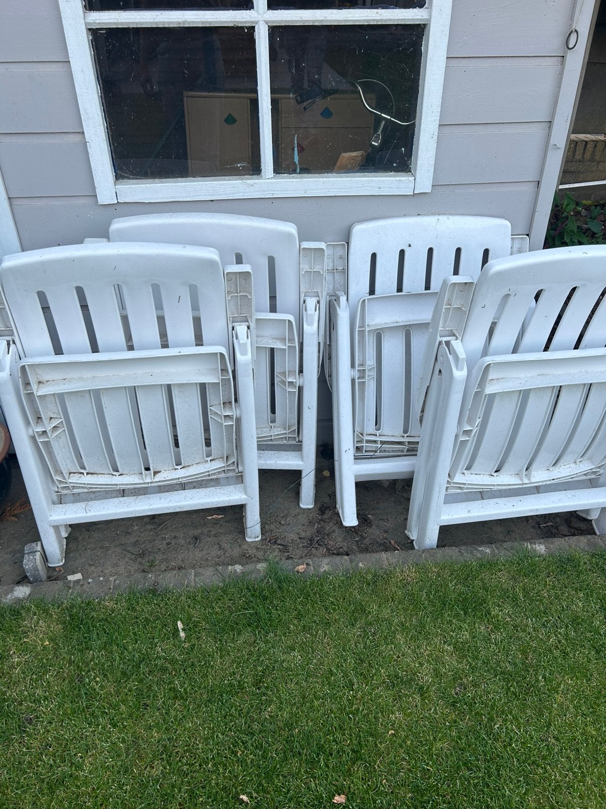 4 witte kunststof tuinstoelen, Ophalen, Zo goed als nieuw, Kunststof
