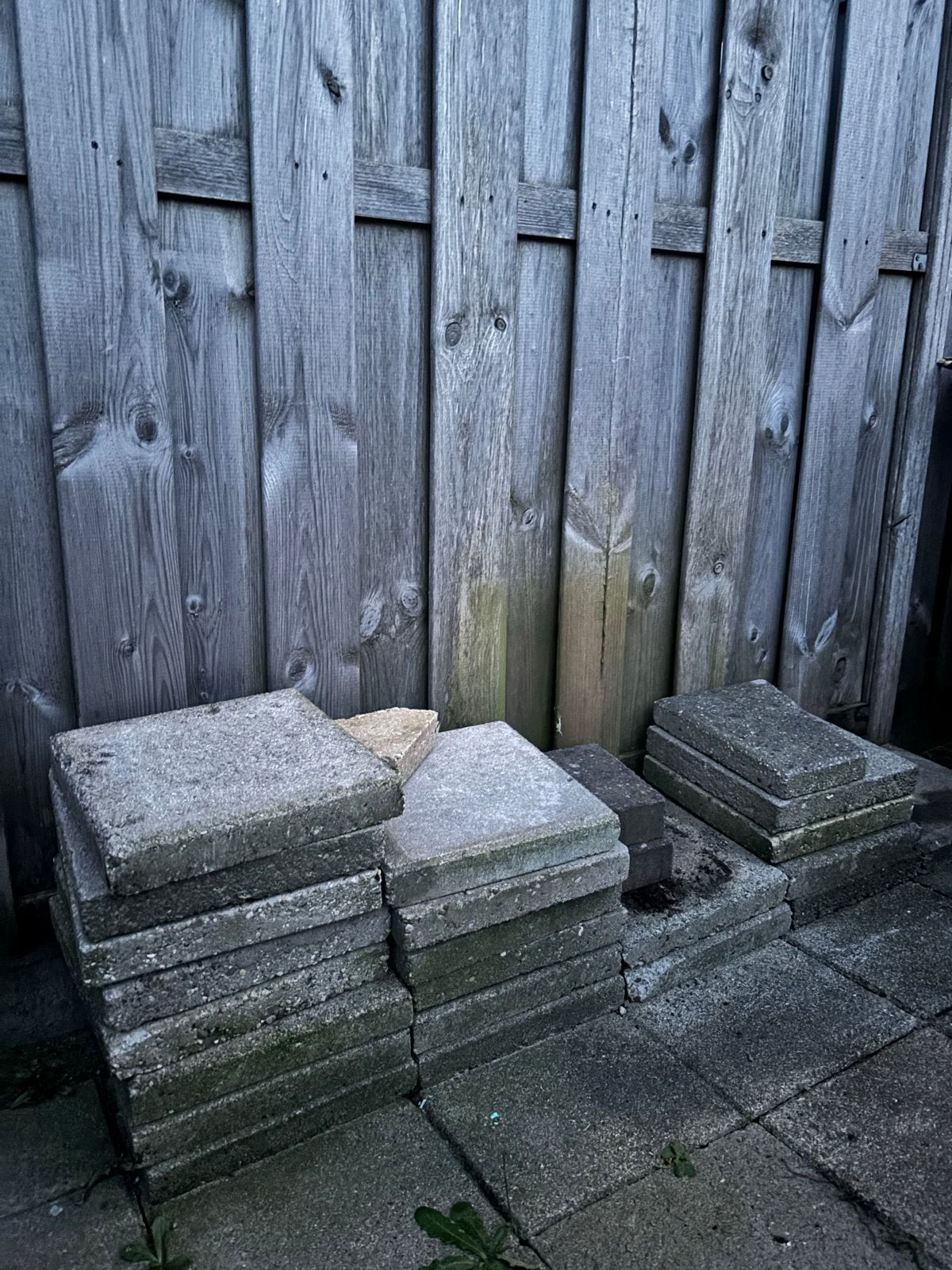 Gratis af te halen: terrastegels en plantenbak, Tuin en Terras, Ophalen, Gebruikt, Beton, Terrastegels