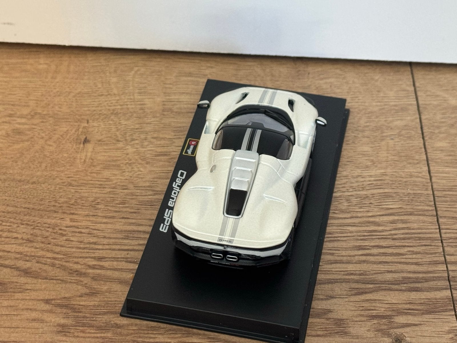 Bburago 1:43 Ferrari Daytona SP3 - Wit, Ophalen of Verzenden, Zo goed als nieuw, Auto, Overige merken