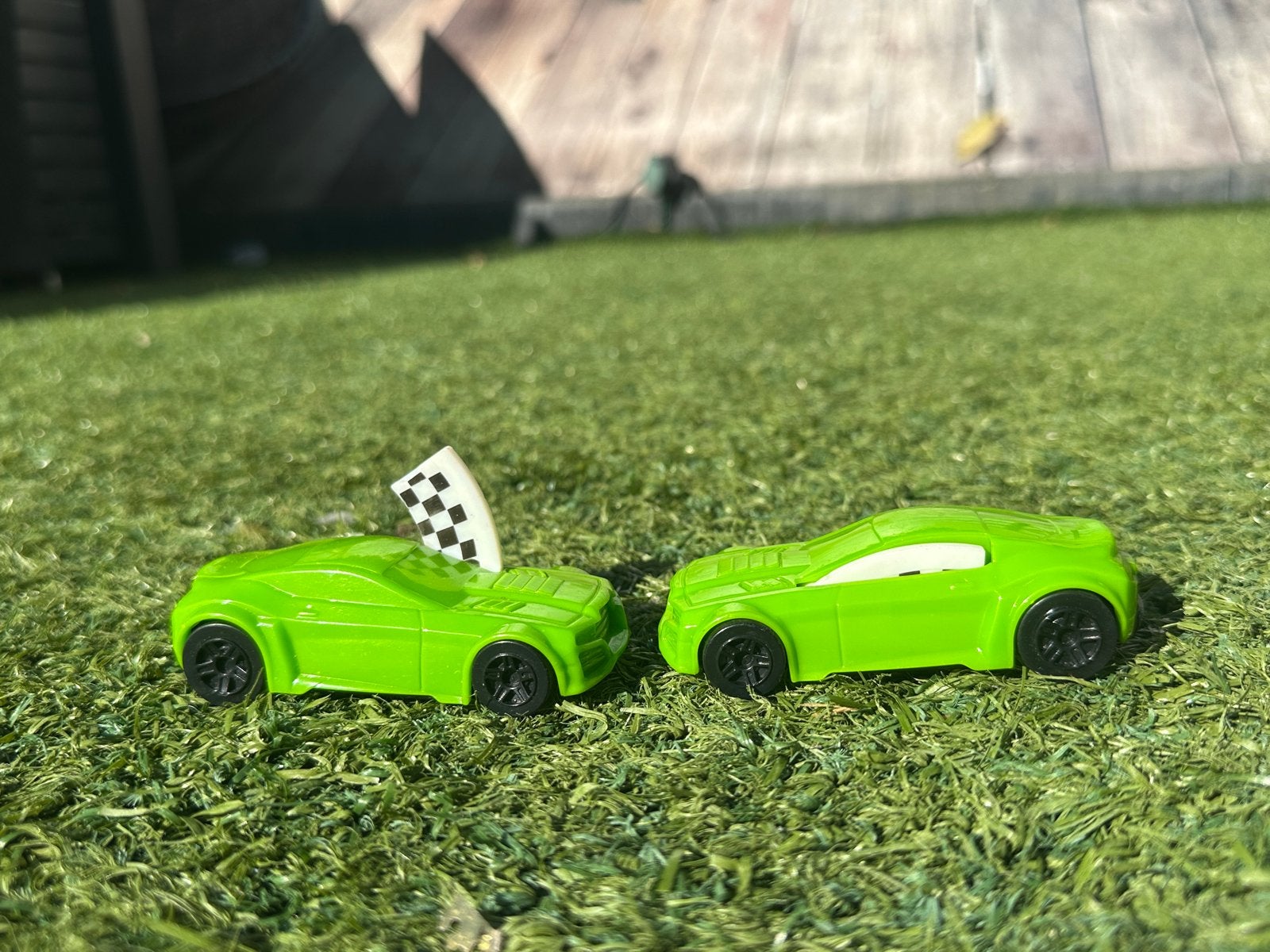2 Groene Speelgoedauto's met Vlaggetje, Ophalen, Gebruikt
