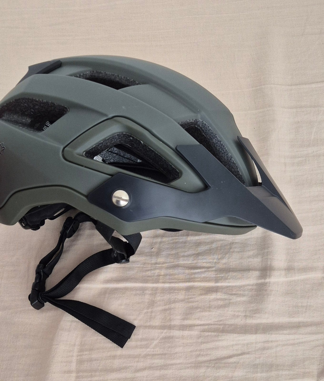 Nieuwe AGU fietshelm - Mat groen met zwart Maat L/XL (59-63, Ophalen, Nieuw, L, Heer of Dame