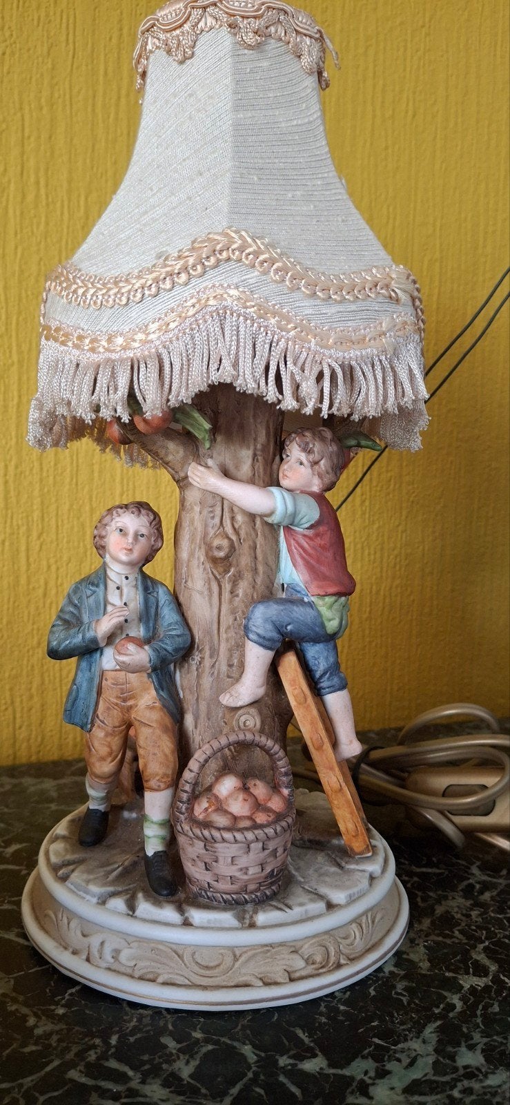 Unieke Tafellamp lamp Beeldje: Jongens bij Boom, Figuurlamp, 33 cm, Textiel, Meerkleurig