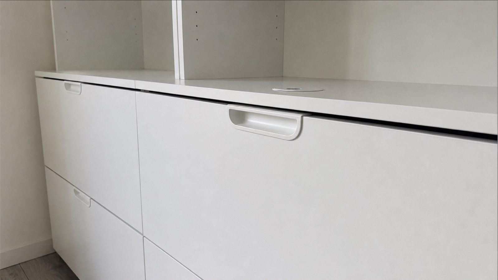 Witte kast met lades en open vakken, Ophalen, 100 tot 150 cm, Zo goed als nieuw, Met lade(s)