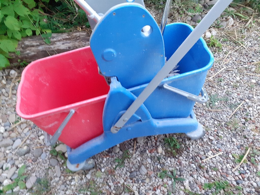 mop met karretje, uitwringer en emmers, Ophalen, Dweilemmer, -bak, of -wagen