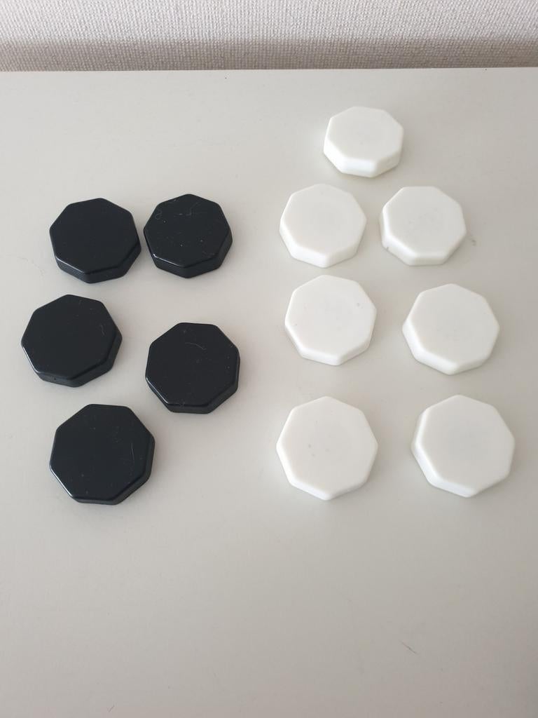 12x kunststof memo magneetjes. 8 hoekig. Wit/zwart. 4 cm., Huis en Inrichting, Ophalen of Verzenden, Zo goed als nieuw, Kunststof
