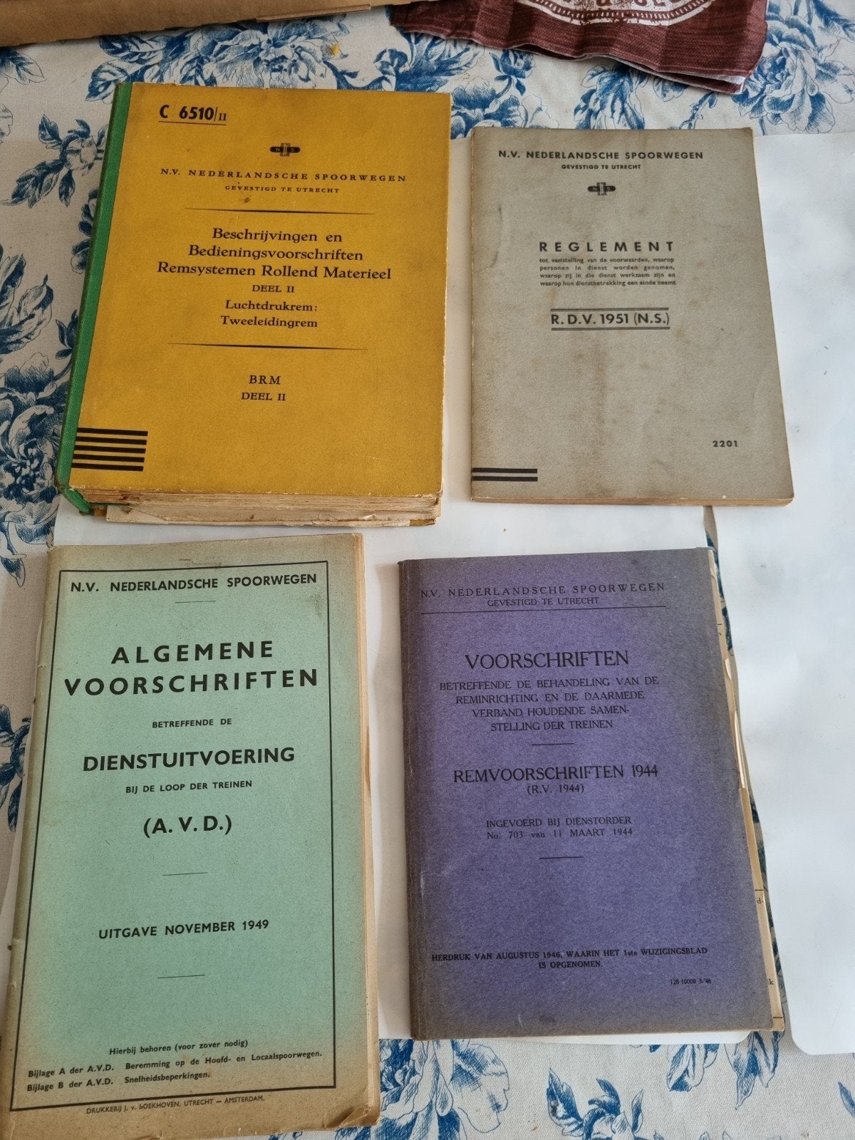 NS Spoorwegen Dienstvoorschriften Collectie (4 stuks), Ophalen of Verzenden, Gelezen, Overige onderwerpen, N.V. Nederlandse Spoorwegen