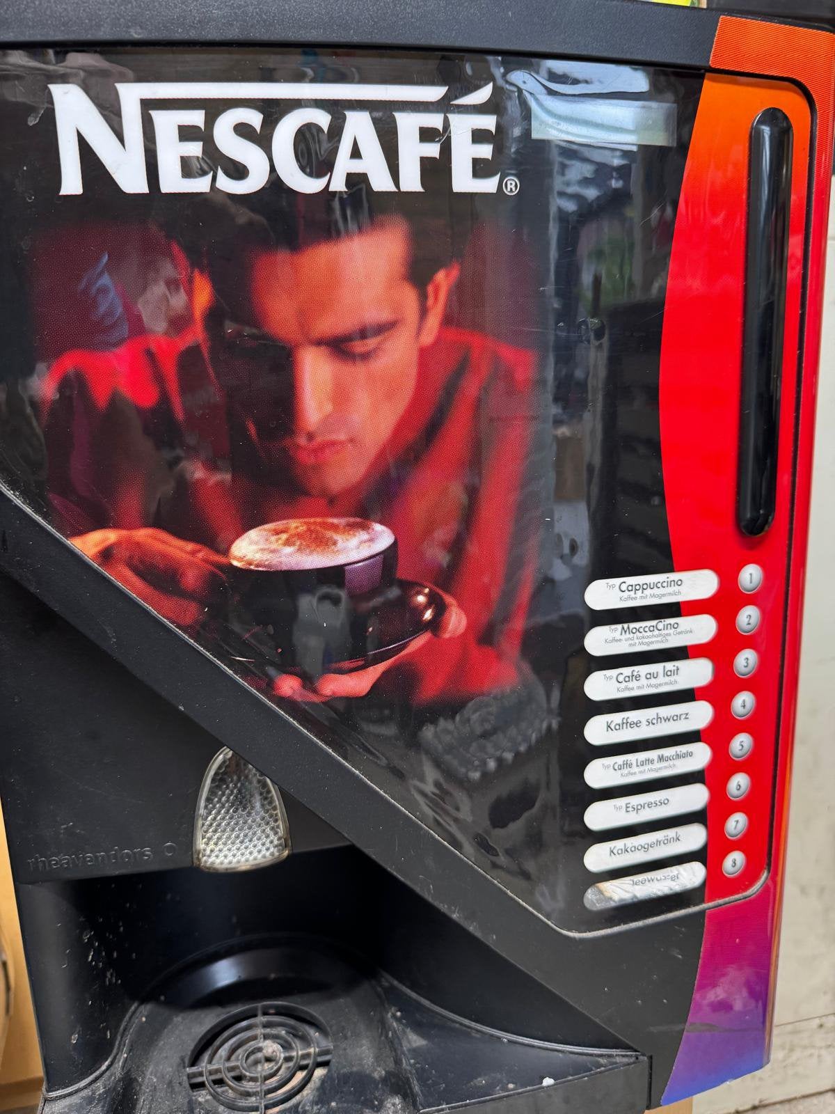 Nescafé Koffiemachine met waterreservoir, Ophalen, Afneembaar waterreservoir, 10 kopjes of meer, Koffiemachine