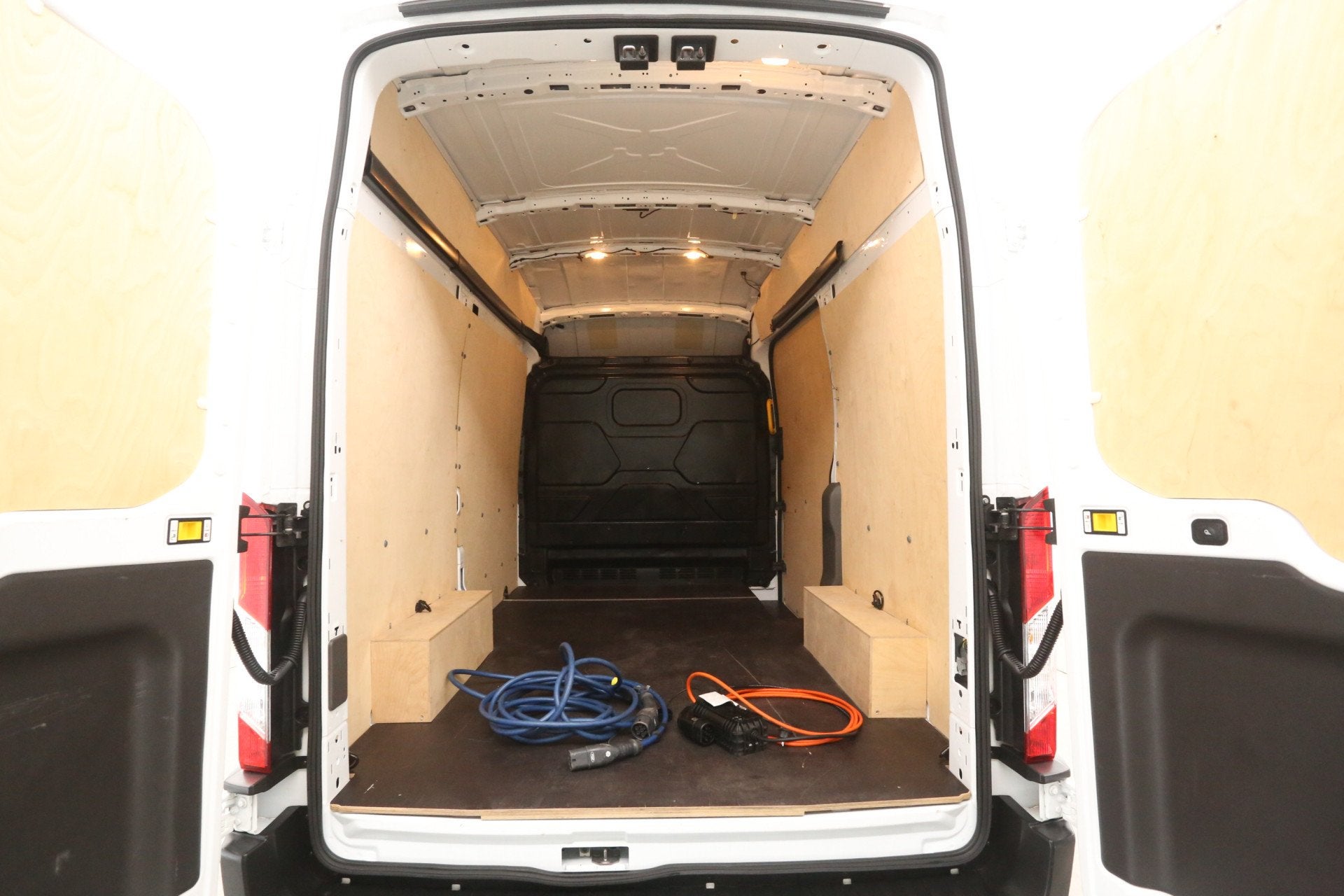 Ford E-Transit 68 kWh L2H3 | Snelladen | SOH 97% | Clima | 3, Auto's, Automaat, Stof, Gebruikt, Wit