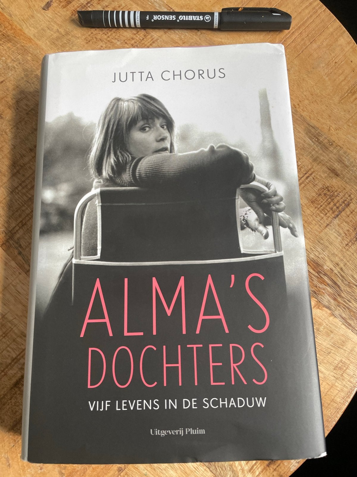 Alma's Dochters - Jutta Chorus (Boek), Boeken, Ophalen of Verzenden, Zo goed als nieuw, Nederland
