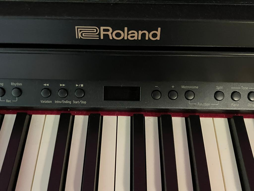 Roland RP501R digitale piano met bank, Muziek en Instrumenten, Piano's, Ophalen, Gebruikt, Zwart, Digitaal
