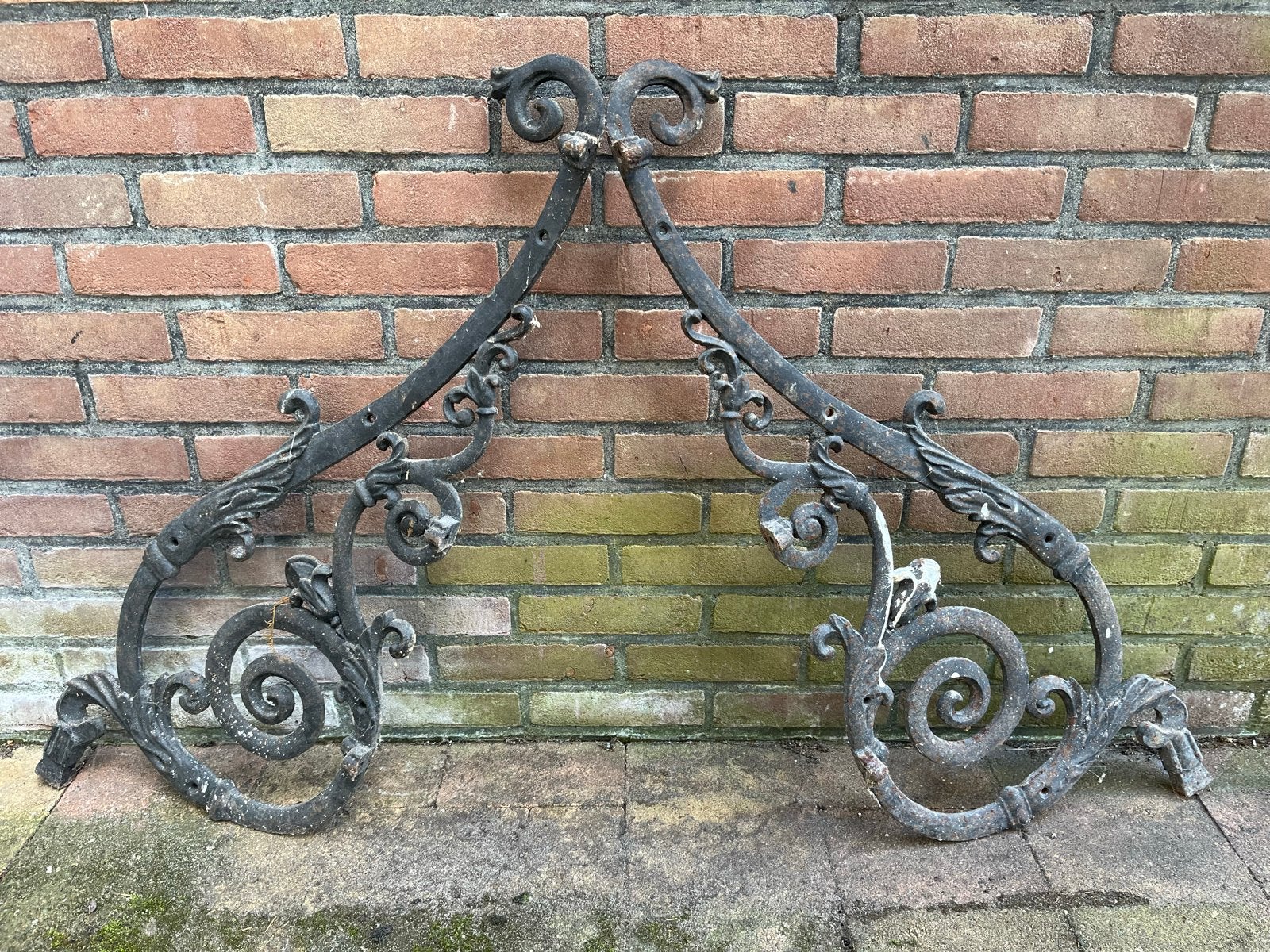 2 Gietijzeren ornamenten, Ophalen