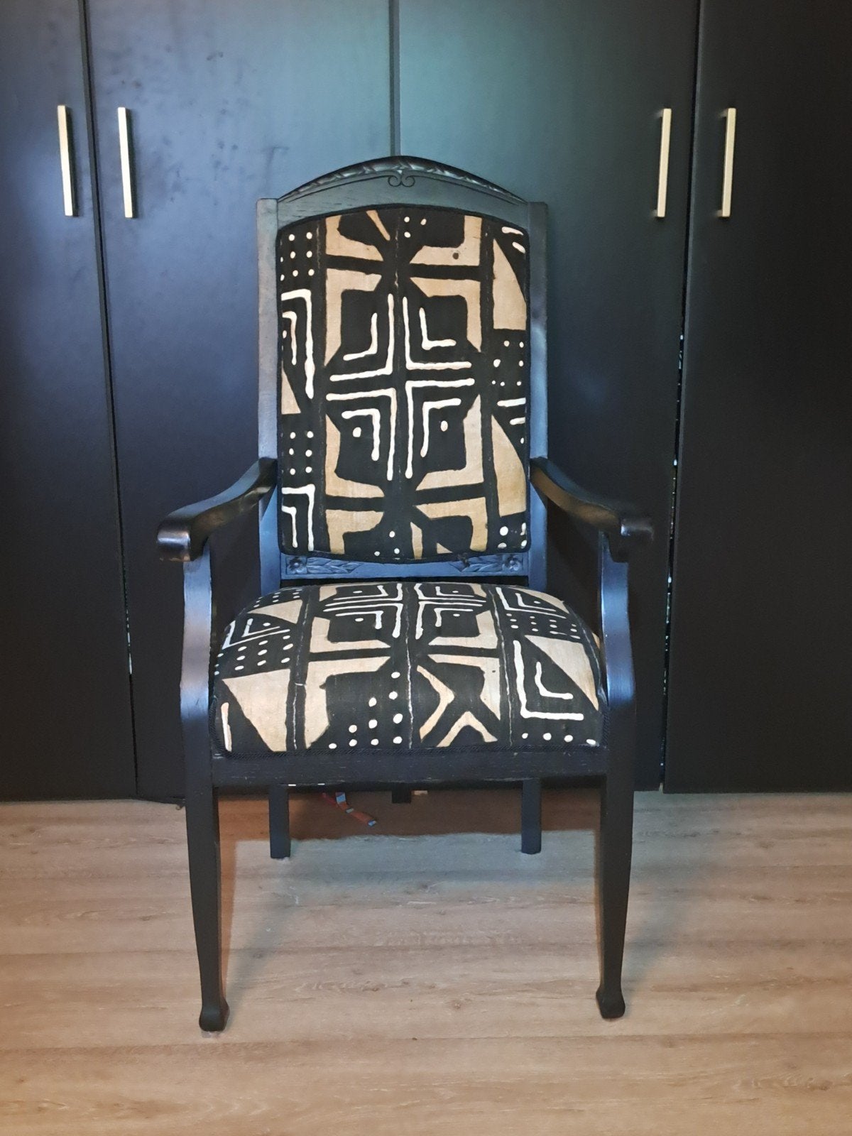 Unieke stoel met Afrikaanse print - Handgemaakt, Ophalen, Hout, Zwart, Zo goed als nieuw