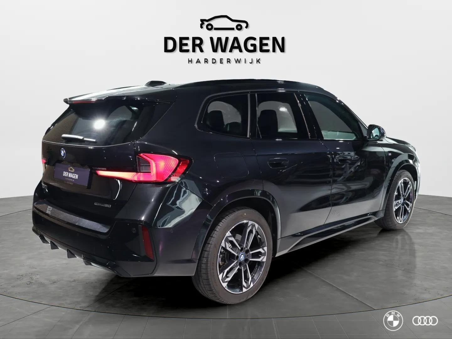 BMW iX1 eDrive20 67 kWh M Sport / 22KW LADER / 19" / ADAP LE, Auto's, 514 km, Met garantie (alle), Alcantara, Zwart