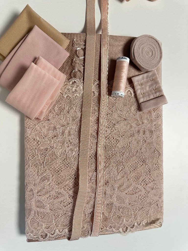 NR.51 VINTAGE ROSE LINGERIE  COMPL. PAKKET REKBAAR KANT, Ophalen of Verzenden, Nieuw, Kant