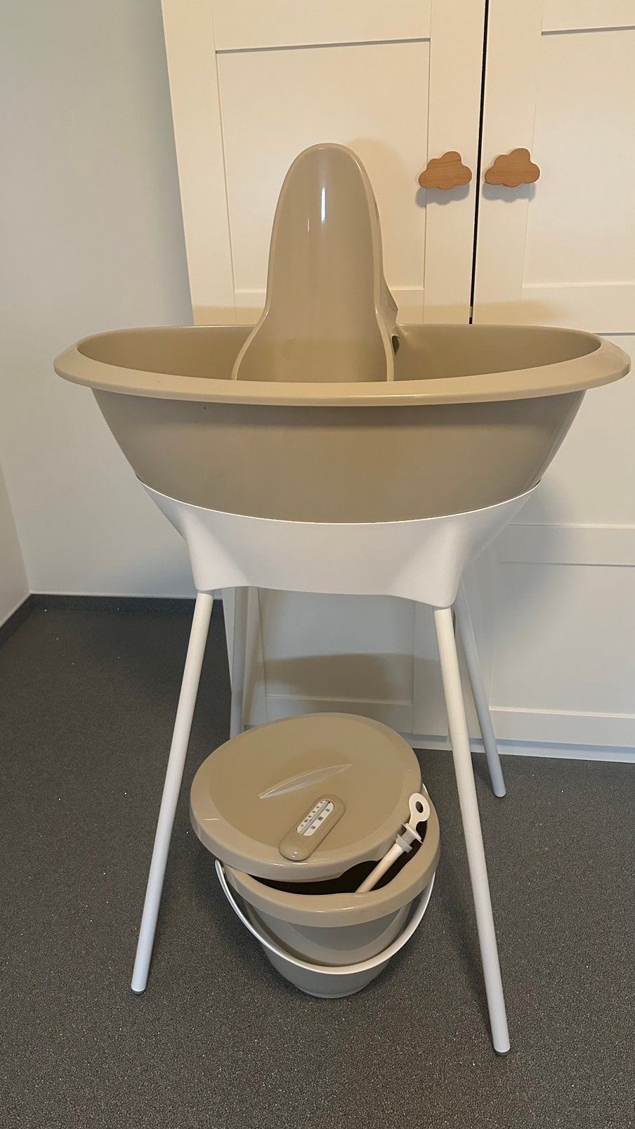 Bad op standaard - Luma - taupe en wit, Kinderen en Baby's, Badjes en Verzorging, Ophalen, Zo goed als nieuw, Badje, Standaard