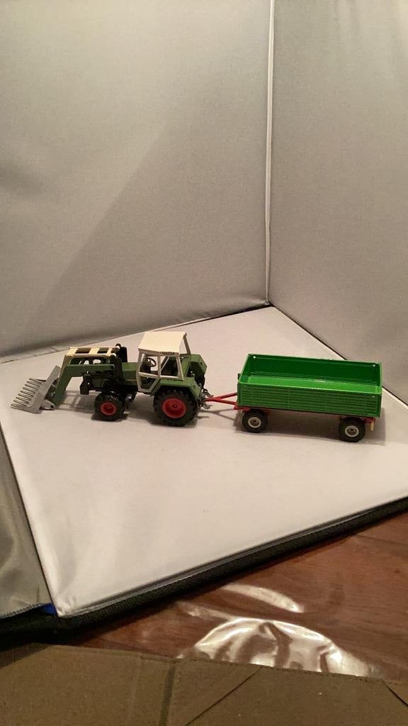 Siku Fendt tractor met voorlader en kipkar., Ophalen of Verzenden, Zo goed als nieuw, Tractor of Landbouw, SIKU