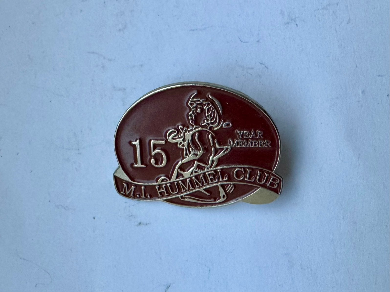 Broche M.I. Hummel Club 15 Hummelbeeldjes, Ophalen of Verzenden, Zo goed als nieuw, Merk, Speldje of Pin
