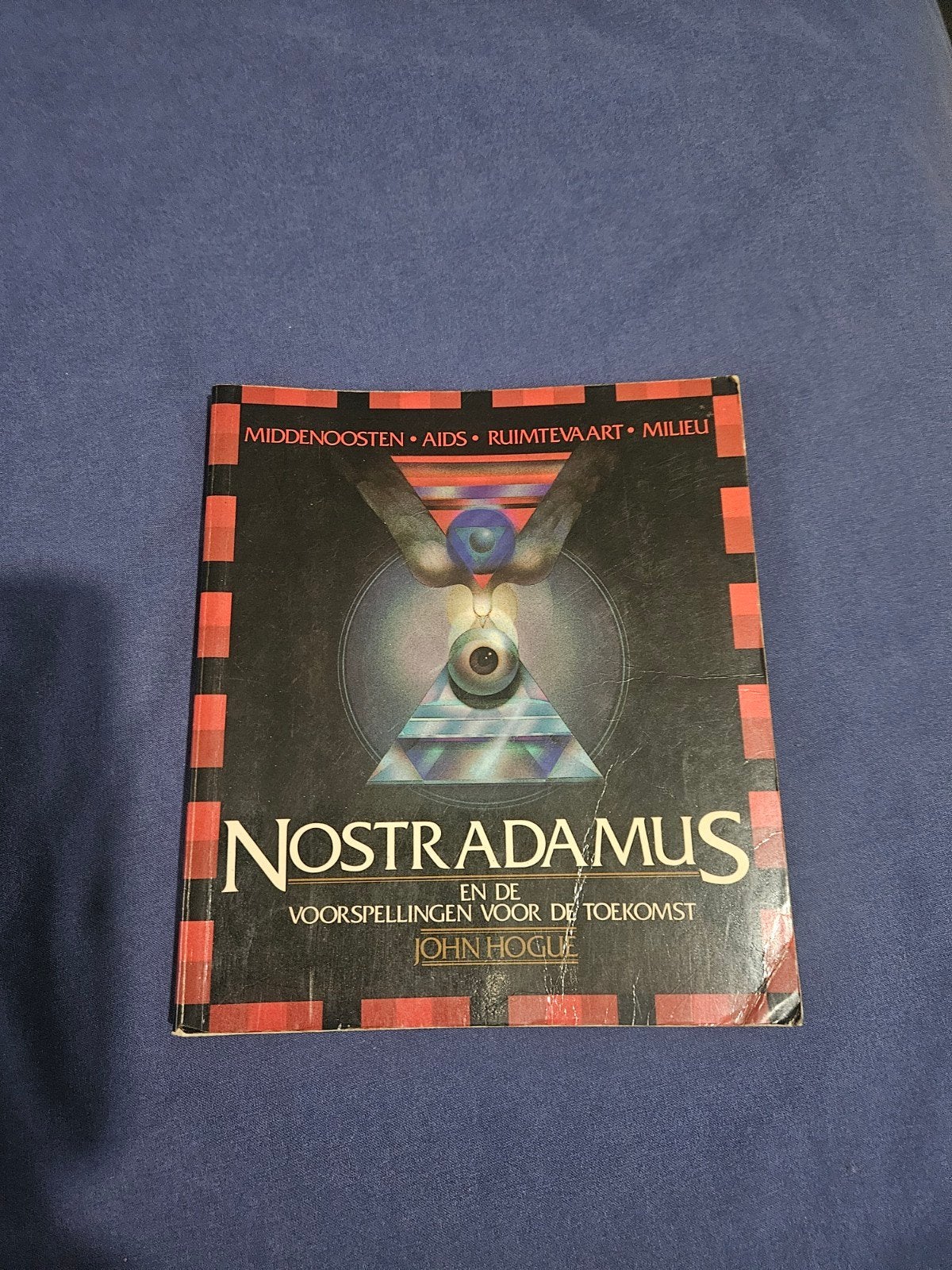 Nostradamus, Voorspellingen voor de Toekomst - John Hogu, Gelezen, Spiritualiteit algemeen, Ophalen of Verzenden, John Hogue