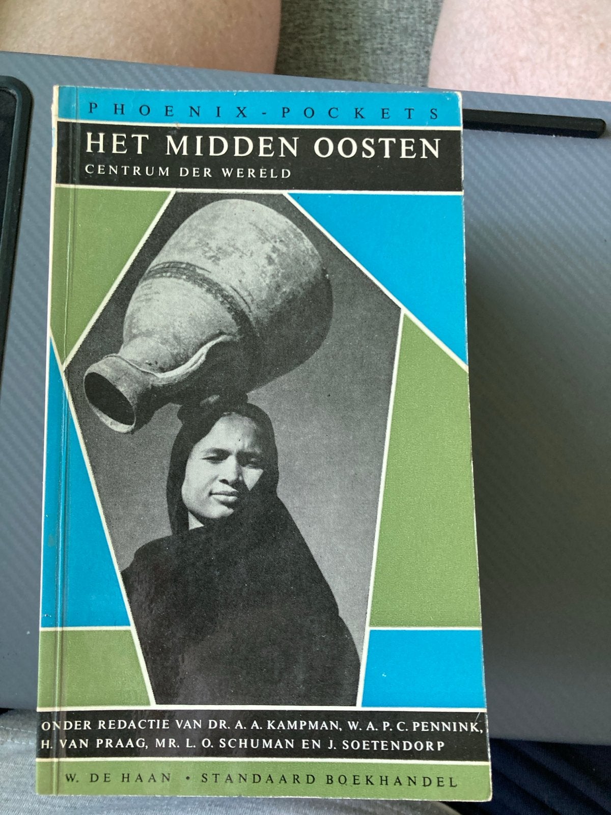 Het Midden Oosten: Centrum der Wereld (Phoenix Pockets), Ophalen of Verzenden, 20e eeuw of later, Gelezen