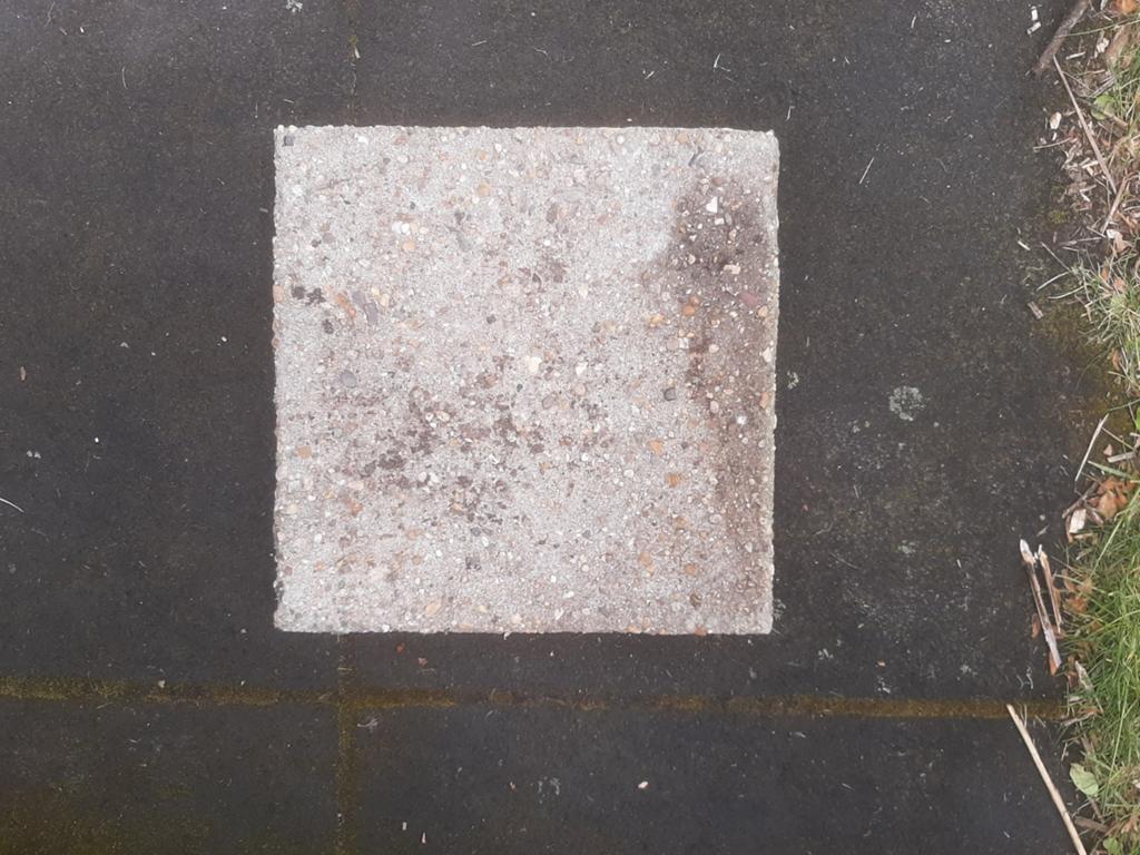 Betontegels 30x30 cm, 2 stuks (+ 4 halve), gratis, Ophalen, Gebruikt, Beton, Terrastegels