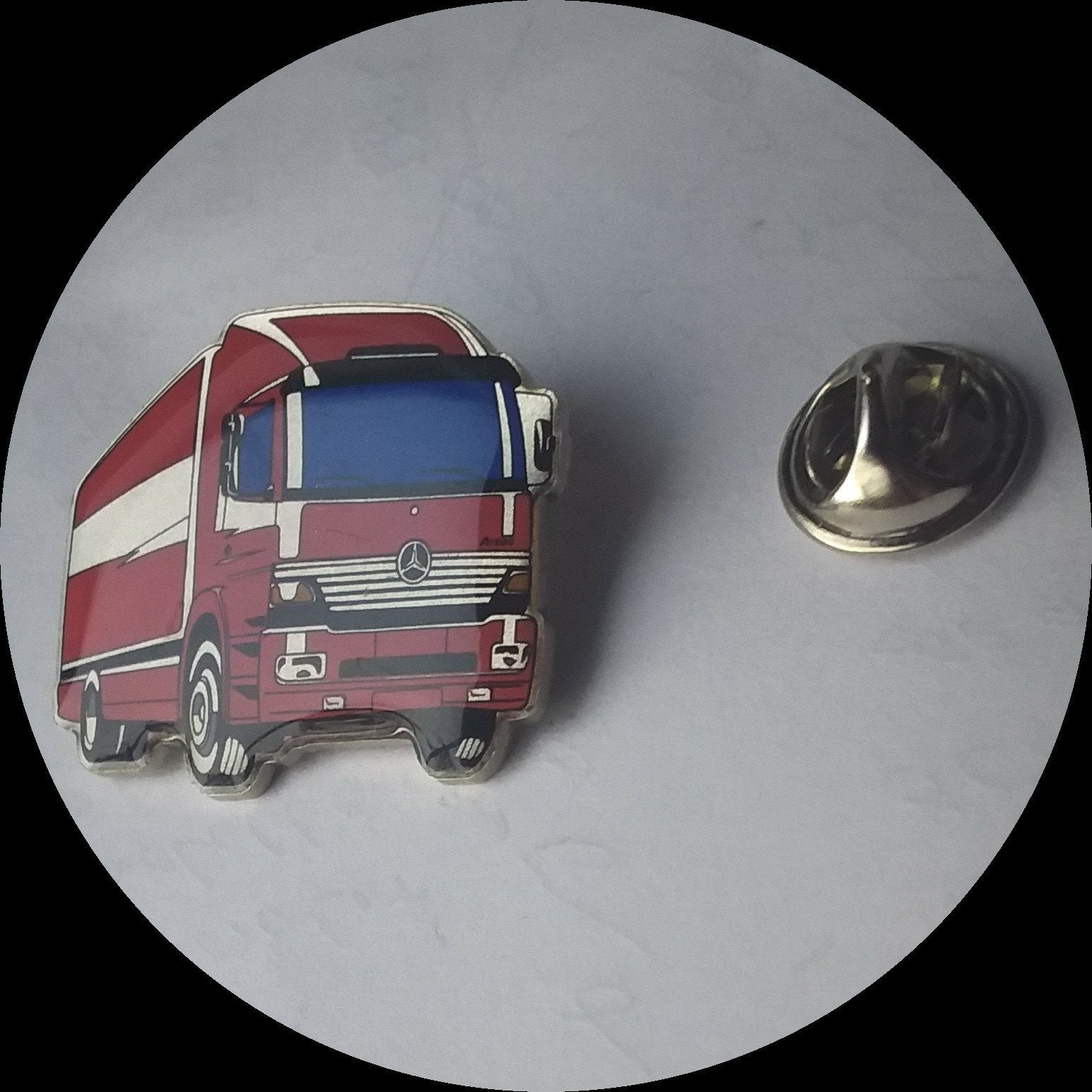 MERCEDES BENZ ATEGO pin, rood, Ophalen of Verzenden, Zo goed als nieuw, Transport, Speldje of Pin