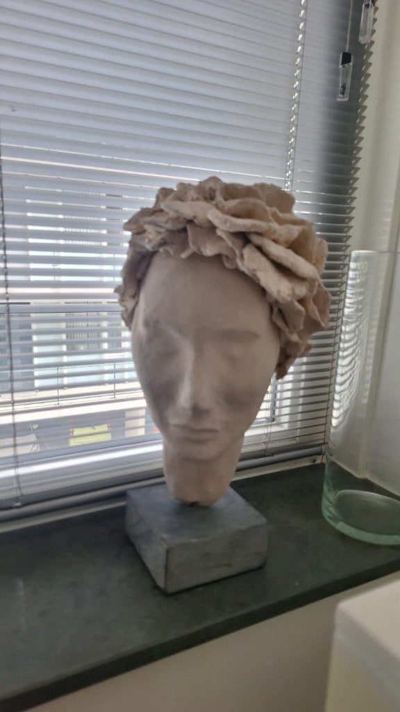 Beeld vrouwen hoofd op sokkel, Ophalen, 20 - 50 cm, Beeld, Beige