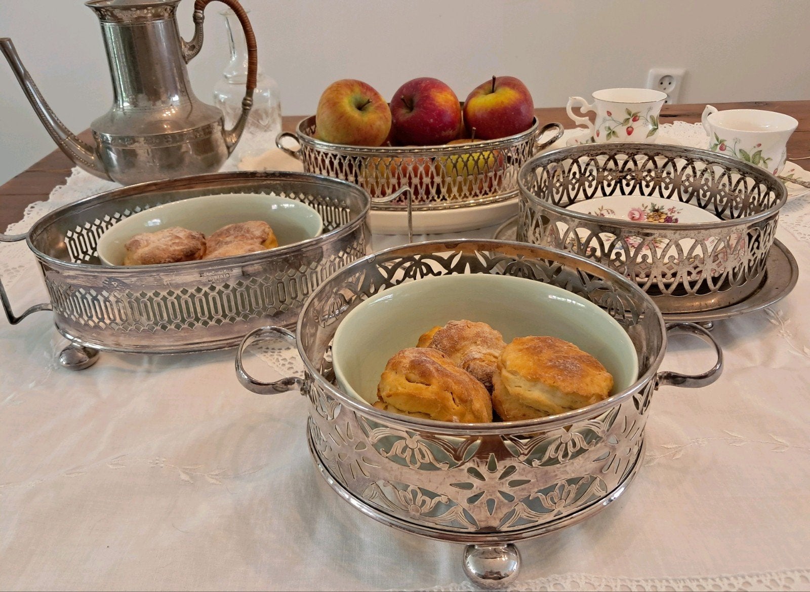 High tea set: zilveren schalen, theepot, kleedje, Antiek en Kunst, Ophalen, Zilver