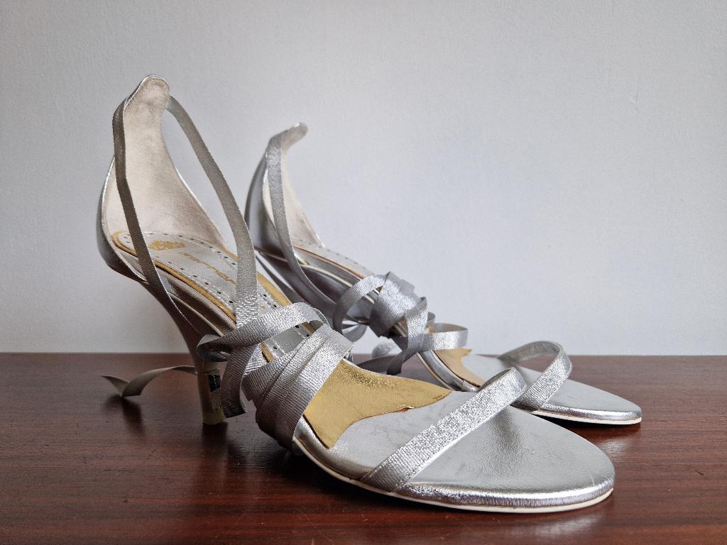 Zilverkleurige pumps met linten van Fornarina ZGAN Maat 39, Overige kleuren, Fornarina, Zo goed als nieuw, Sandalen of Muiltjes