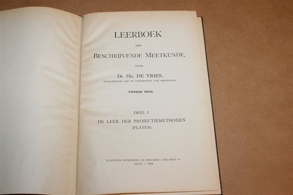 Leerboek der Beschrijvende Meetkunde — Platenatlas 1919, Boeken, Ophalen of Verzenden, Gelezen, Natuurwetenschap